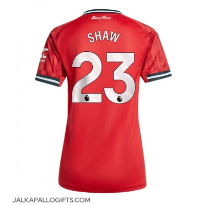 Manchester United Luke Shaw #23 Kotipaita Naiset 2025-26 Lyhythihainen Manchester United Luke Shaw #23 Kotipaita Naiset 2025-26 Lyhythihainen